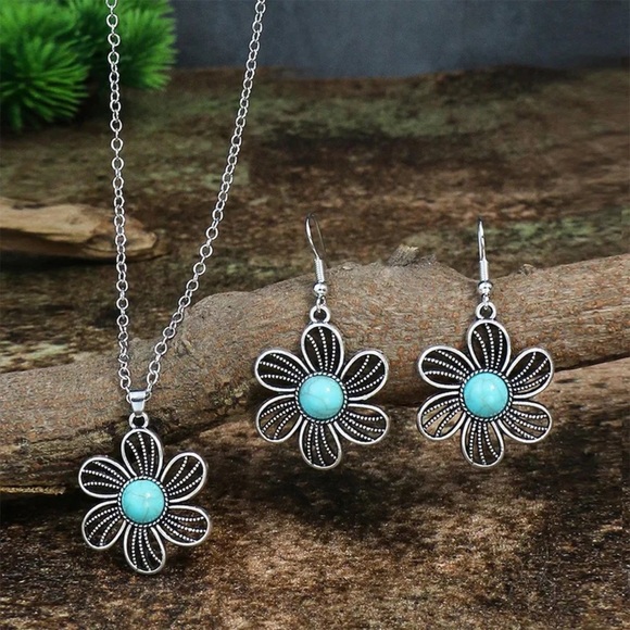 🌸🌺🌻New Summer Boho Flower Faux Turquoise Silver toned Necklace and earring set - Picture 1 of 8